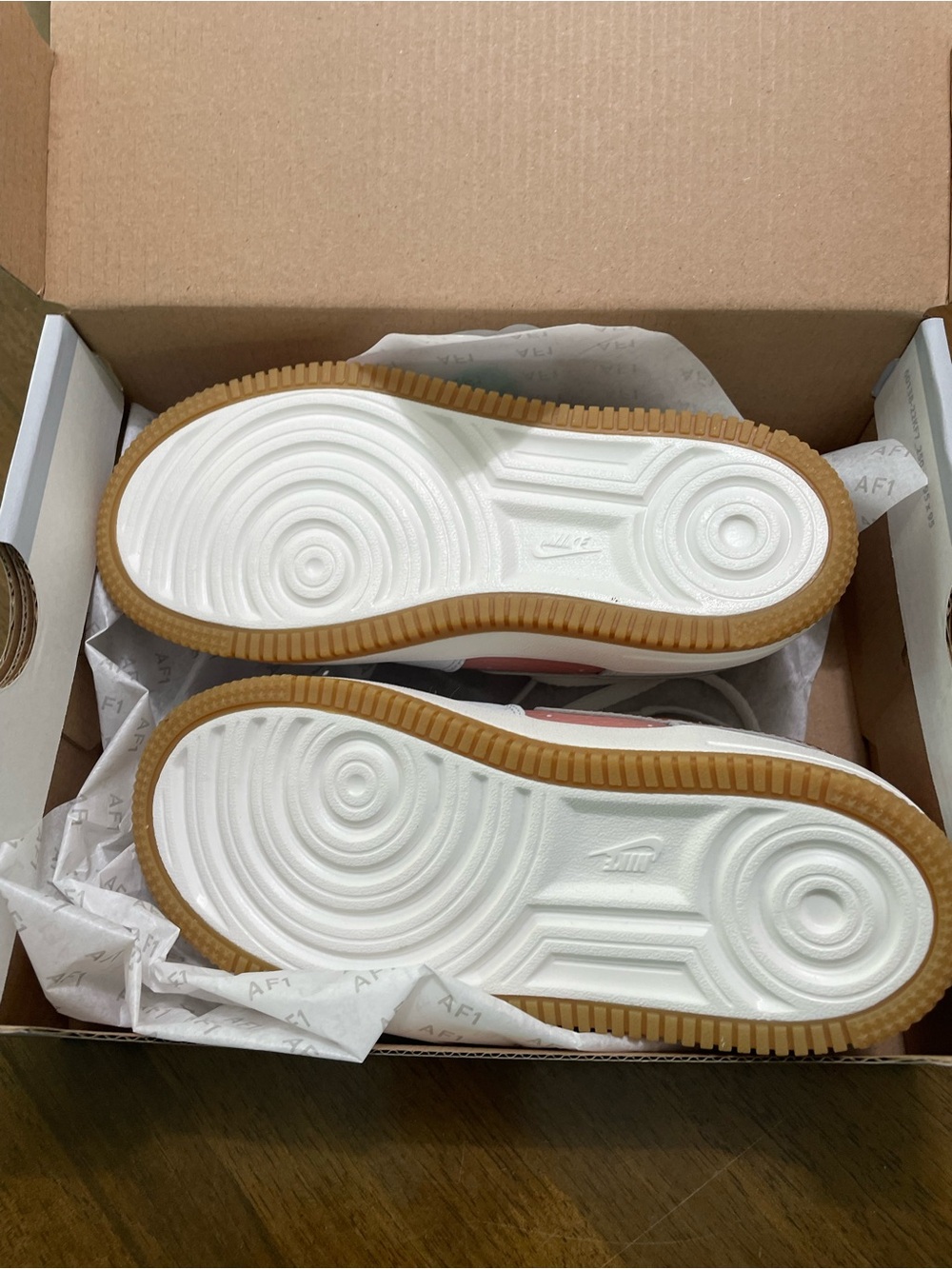 Nike Low-Top Sneakers Pink, White & Gold Swoosh - Picture 2 of 5